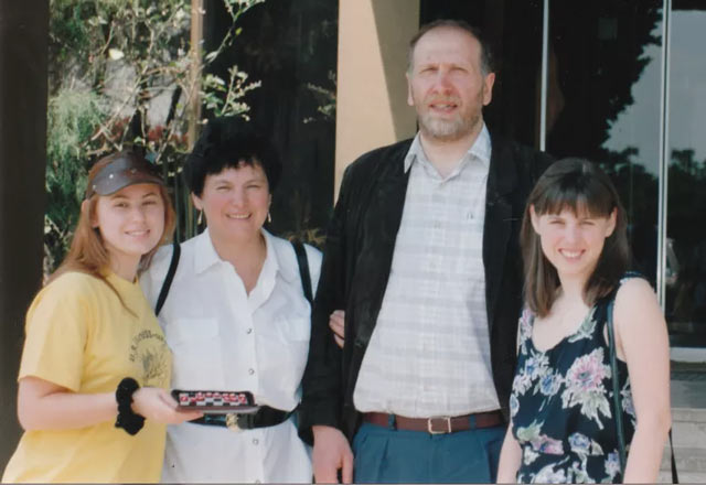 Bobby-Fischer-and-family-Polgar.jpg